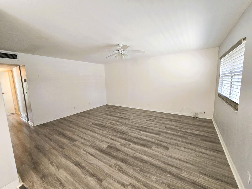 待售: $89,000 (2 贝兹, 2 浴室, 880 平方英尺)