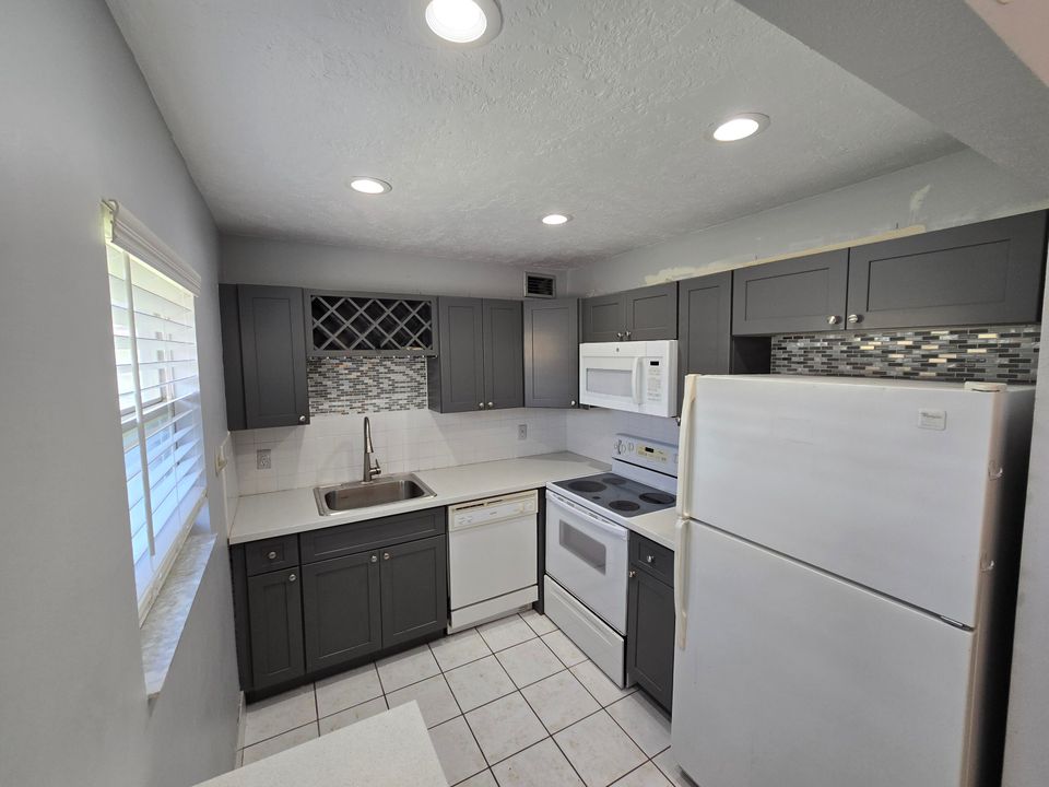 待售: $89,000 (2 贝兹, 2 浴室, 880 平方英尺)