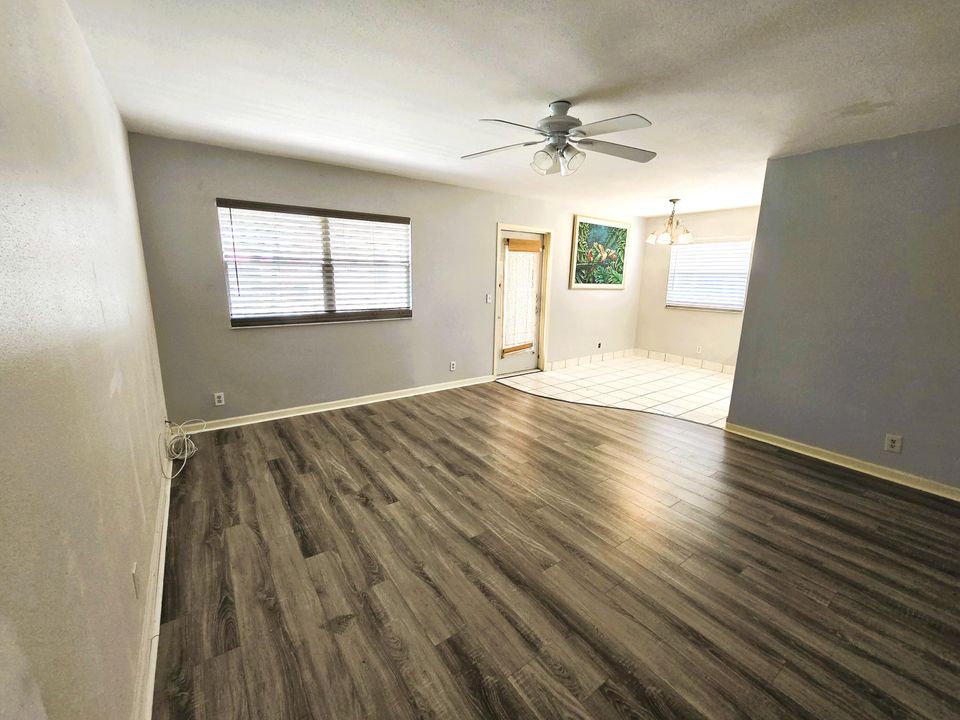 待售: $89,000 (2 贝兹, 2 浴室, 880 平方英尺)