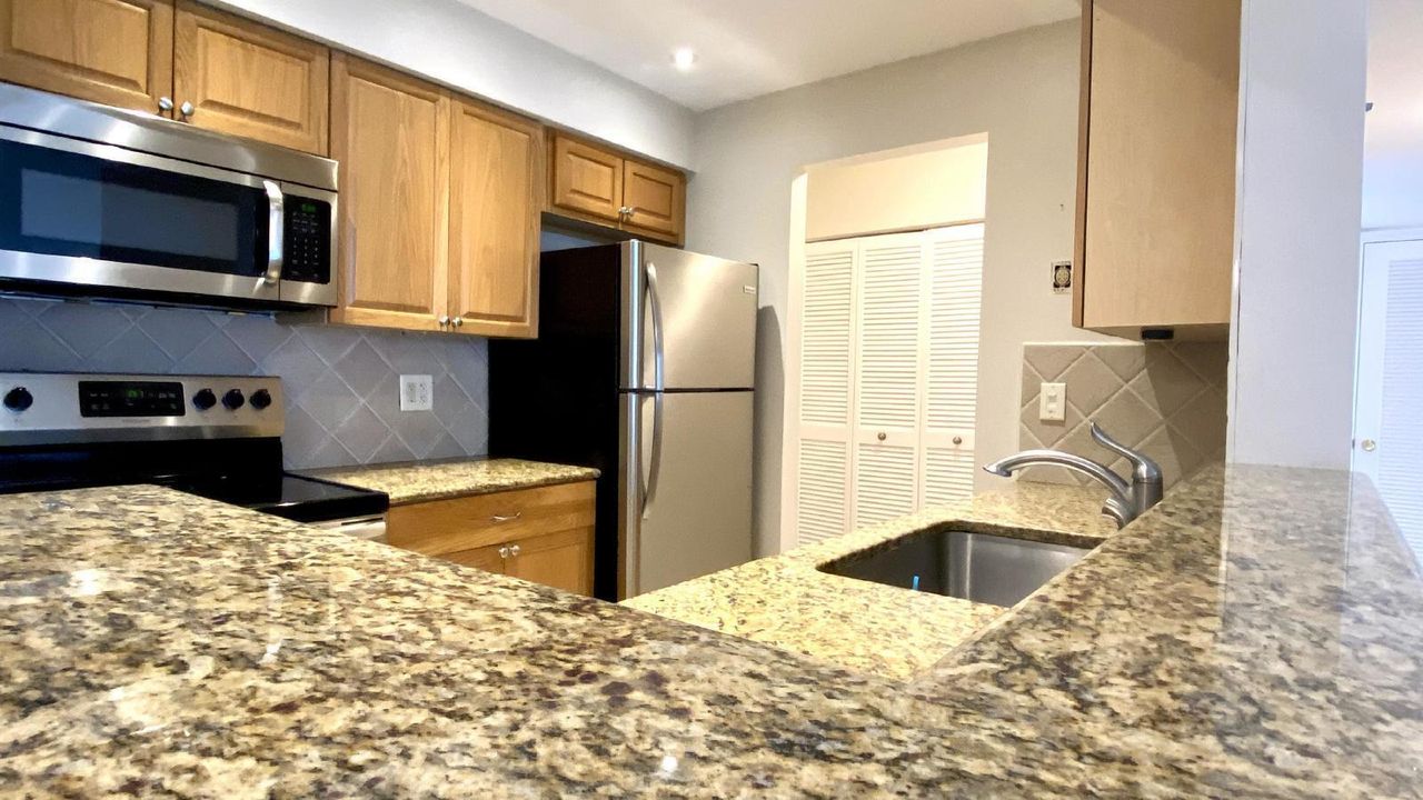 合同活跃: $1,845 (2 贝兹, 2 浴室, 936 平方英尺)