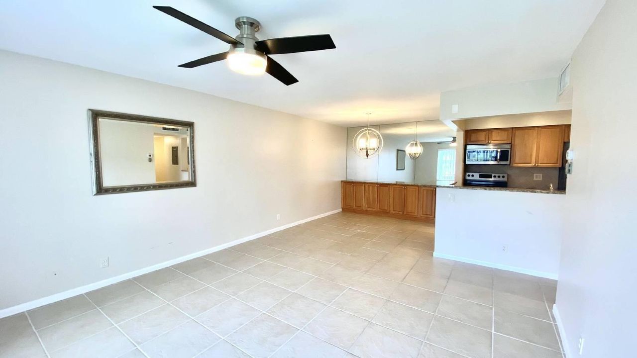 合同活跃: $1,845 (2 贝兹, 2 浴室, 936 平方英尺)