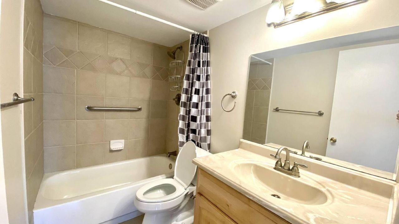 合同活跃: $1,845 (2 贝兹, 2 浴室, 936 平方英尺)