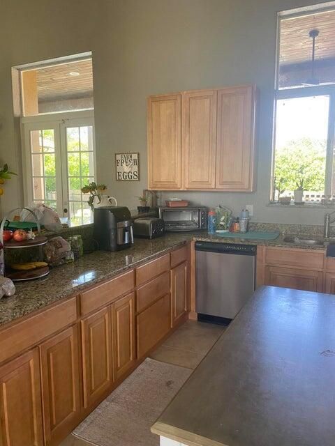 Activo con contrato: $859,000 (6 camas, 4 baños, 4073 Pies cuadrados)