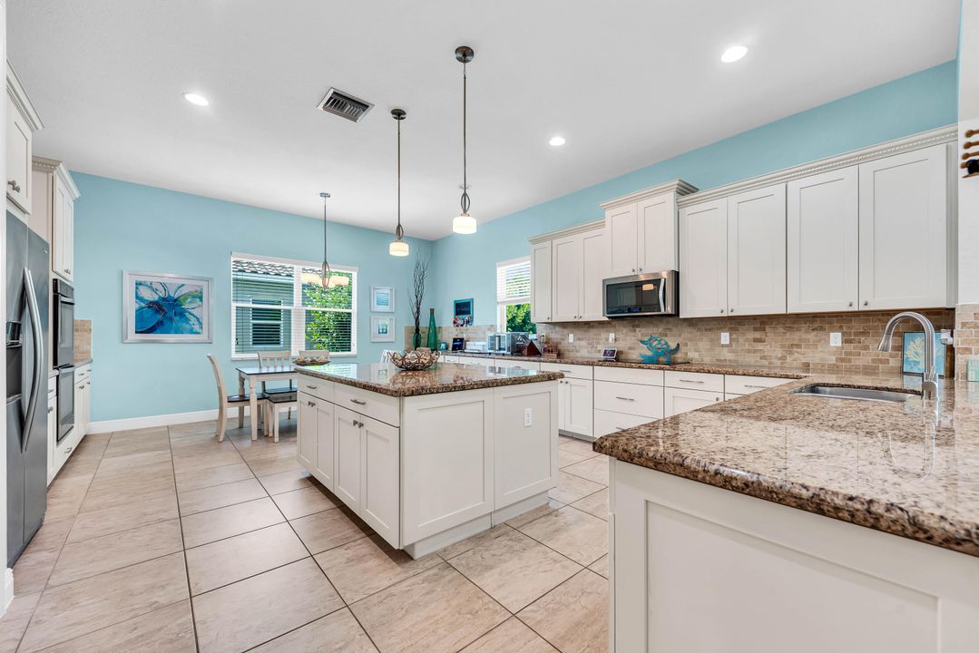 Activo con contrato: $1,199,000 (5 camas, 4 baños, 4343 Pies cuadrados)