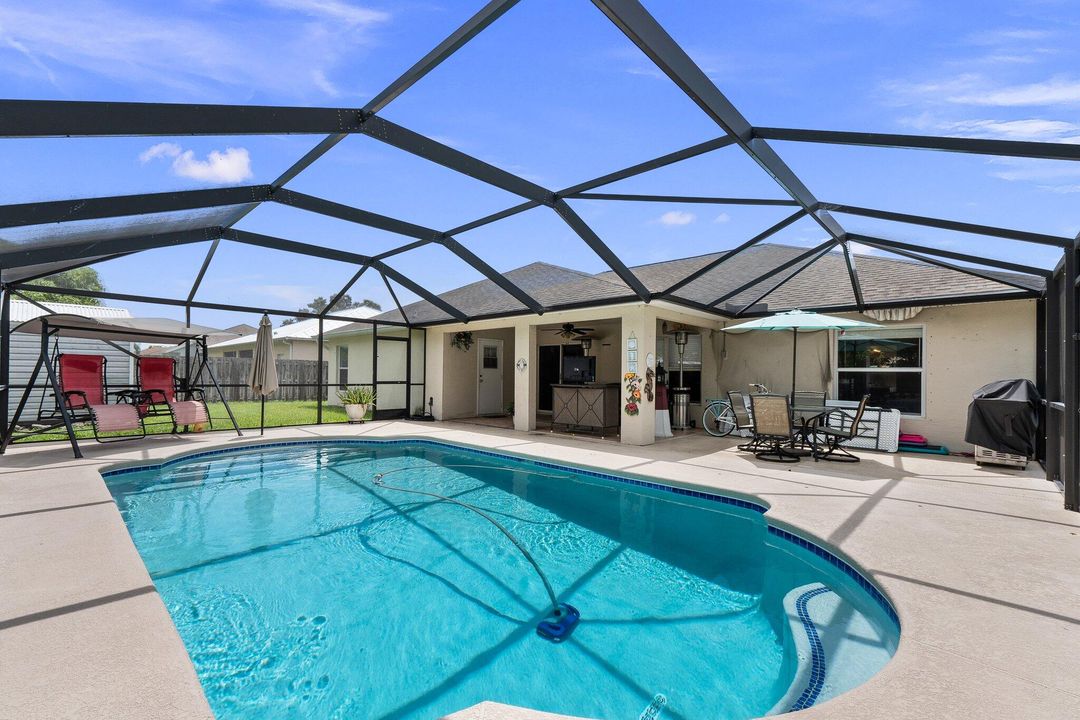 Recently Sold: $490,000 (4 beds, 2 baths, 2236 Square Feet)