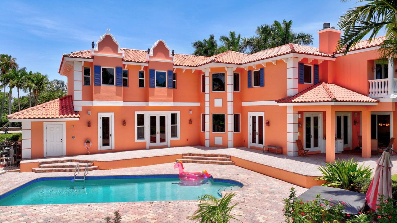 For Sale: $3,199,000 (5 beds, 3 baths, 4530 Square Feet)