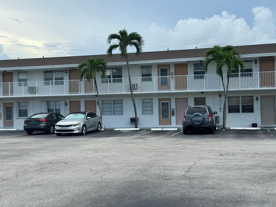 合同活跃: $170,000 (2 贝兹, 1 浴室, 775 平方英尺)