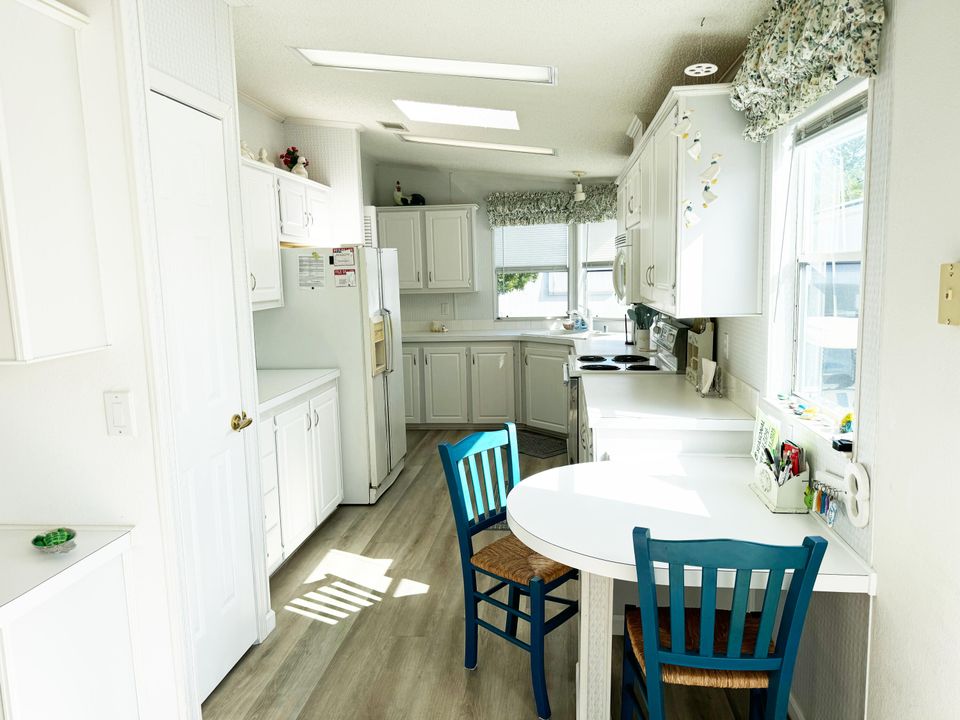 待售: $735,000 (2 贝兹, 1 浴室, 1032 平方英尺)