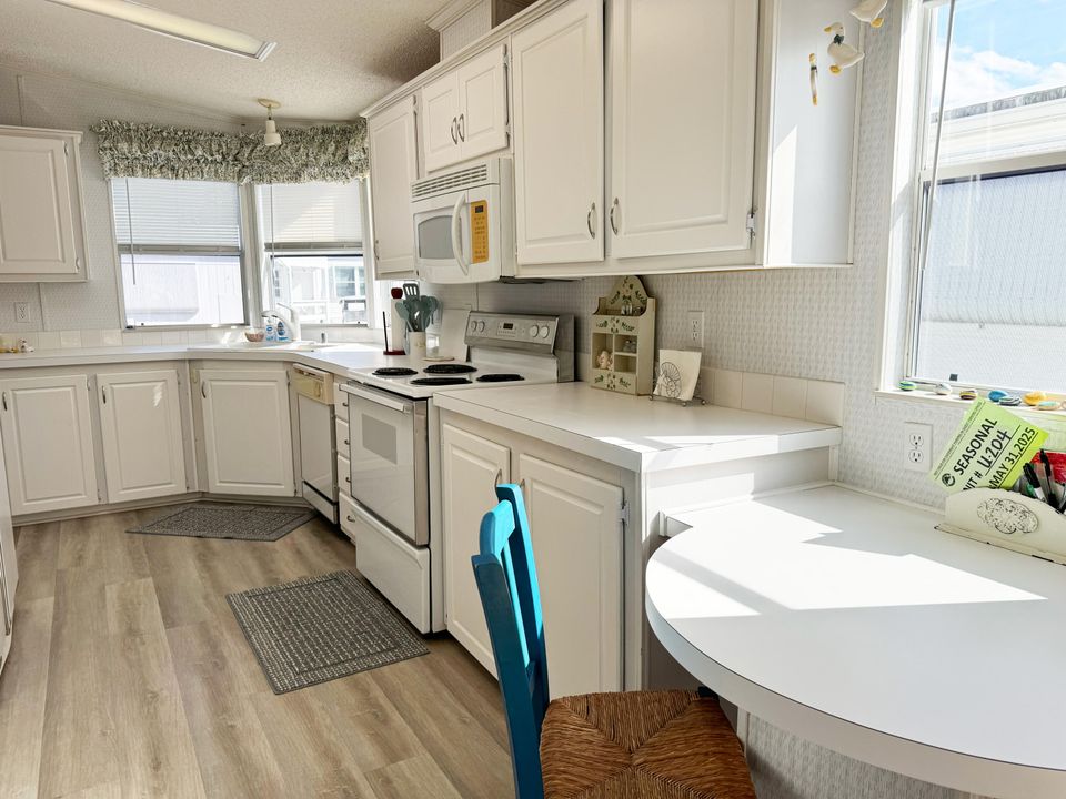 待售: $735,000 (2 贝兹, 1 浴室, 1032 平方英尺)