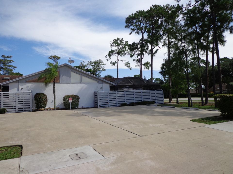 Active With Contract: $2,400 (3 beds, 2 baths, 1217 Square Feet)