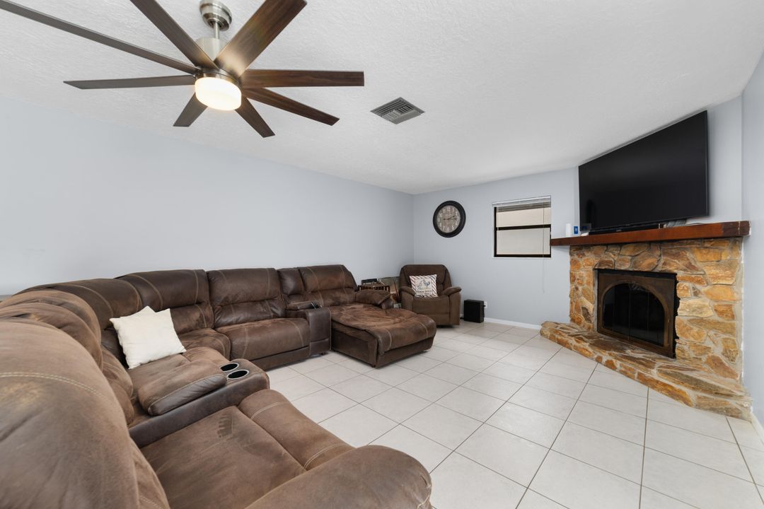 合同活跃: $649,999 (4 贝兹, 3 浴室, 2626 平方英尺)