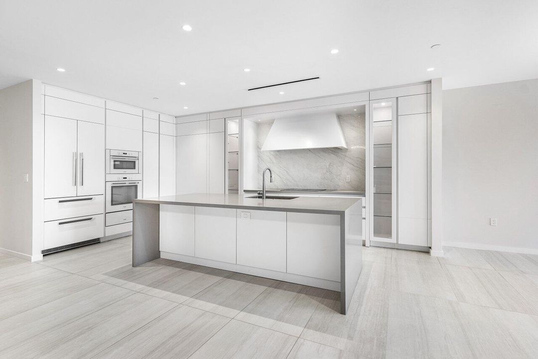 Под контрактом: $2,950,000 (2 спален, 3 ванн, 2588 Квадратных фут)