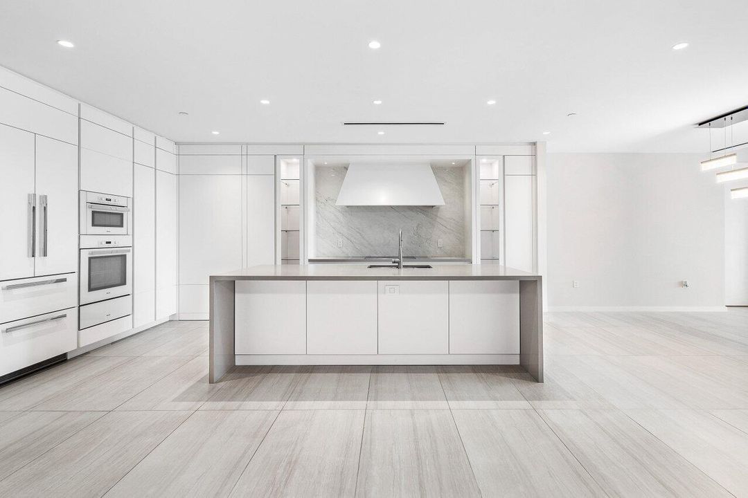 Под контрактом: $2,950,000 (2 спален, 3 ванн, 2588 Квадратных фут)