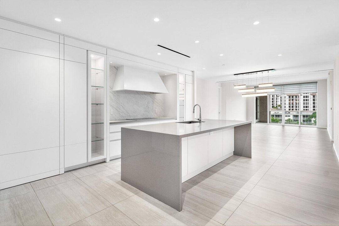 Под контрактом: $2,950,000 (2 спален, 3 ванн, 2588 Квадратных фут)