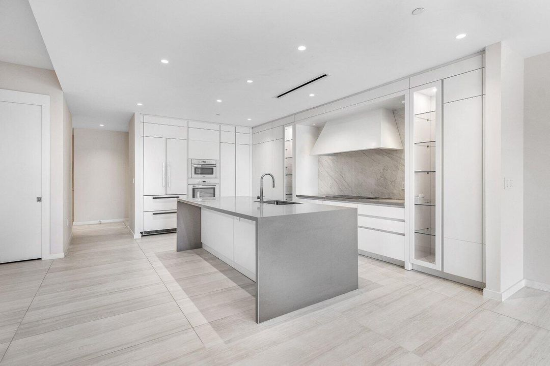 Под контрактом: $2,950,000 (2 спален, 3 ванн, 2588 Квадратных фут)