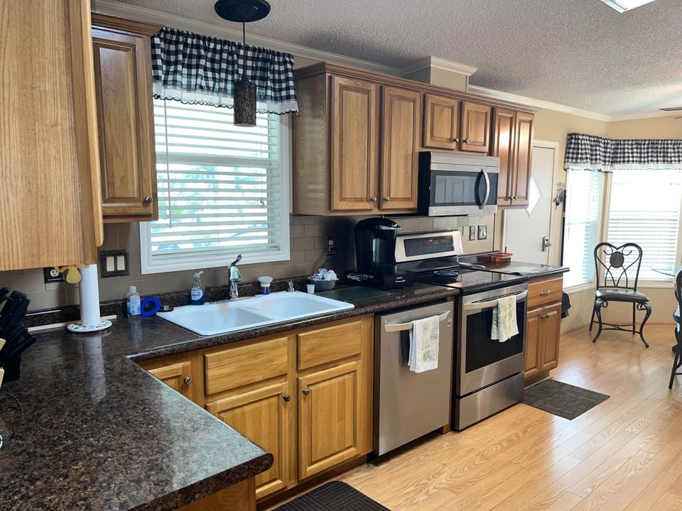 Active With Contract: $148,000 (3 beds, 2 baths, 1510 Square Feet)