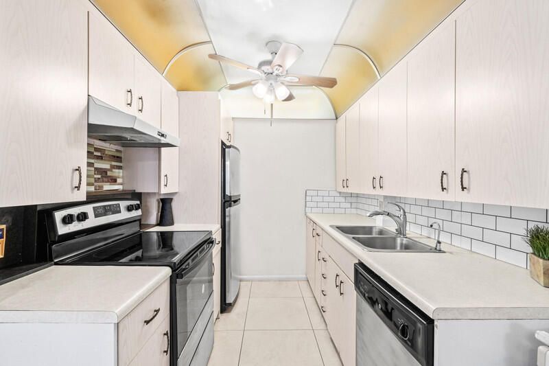 待售: $110,000 (2 贝兹, 1 浴室, 861 平方英尺)