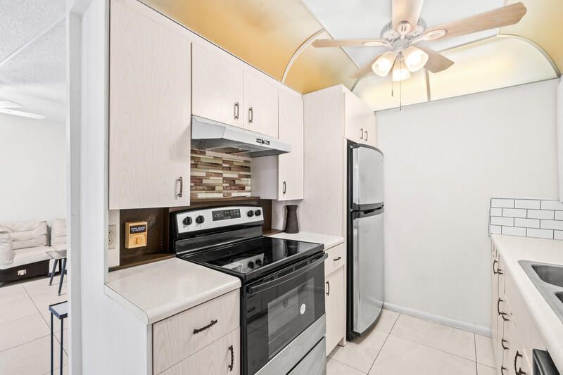 待售: $110,000 (2 贝兹, 1 浴室, 861 平方英尺)