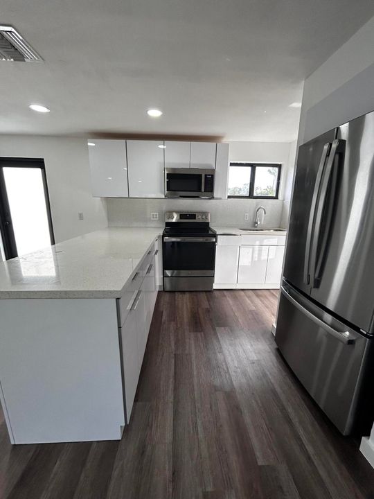 For Sale: $249,900 (3 beds, 2 baths, 960 Square Feet)