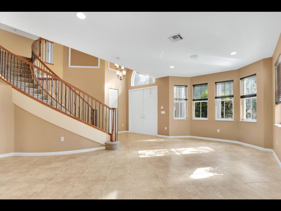 Под контрактом: $5,500 (6 спален, 4 ванн, 4017 Квадратных фут)