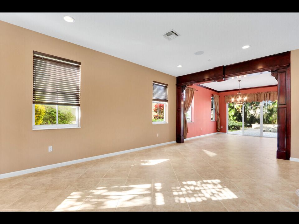 Под контрактом: $5,500 (6 спален, 4 ванн, 4017 Квадратных фут)