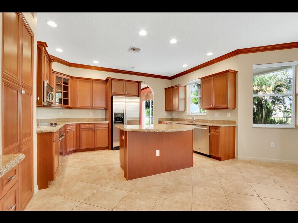 Под контрактом: $5,500 (6 спален, 4 ванн, 4017 Квадратных фут)