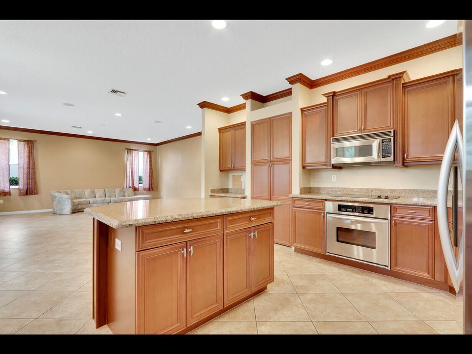 Под контрактом: $5,500 (6 спален, 4 ванн, 4017 Квадратных фут)