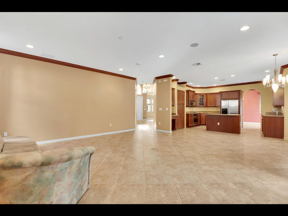 Под контрактом: $5,500 (6 спален, 4 ванн, 4017 Квадратных фут)