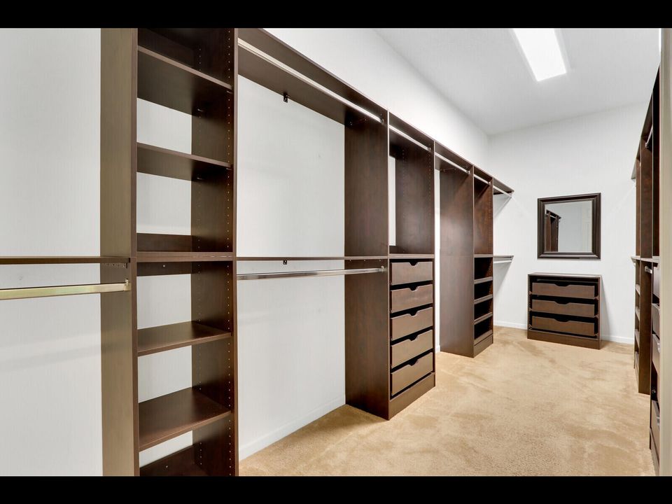 Под контрактом: $5,500 (6 спален, 4 ванн, 4017 Квадратных фут)