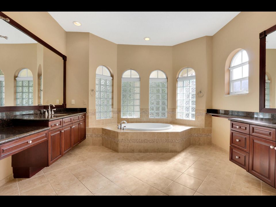 Под контрактом: $5,500 (6 спален, 4 ванн, 4017 Квадратных фут)