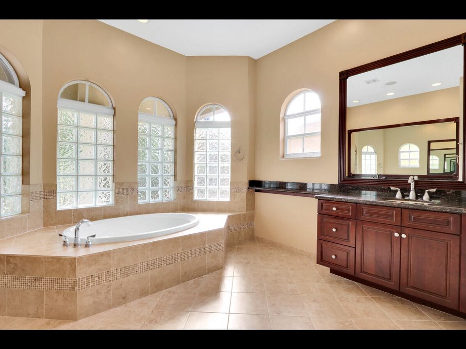 Под контрактом: $5,500 (6 спален, 4 ванн, 4017 Квадратных фут)