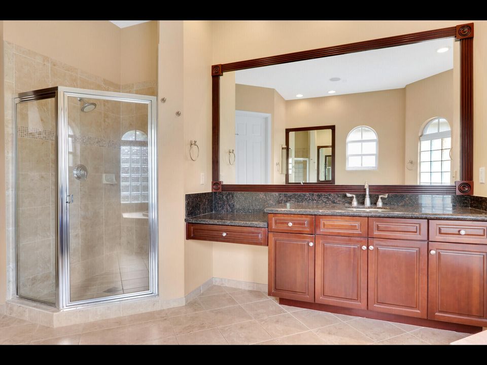 Под контрактом: $5,500 (6 спален, 4 ванн, 4017 Квадратных фут)