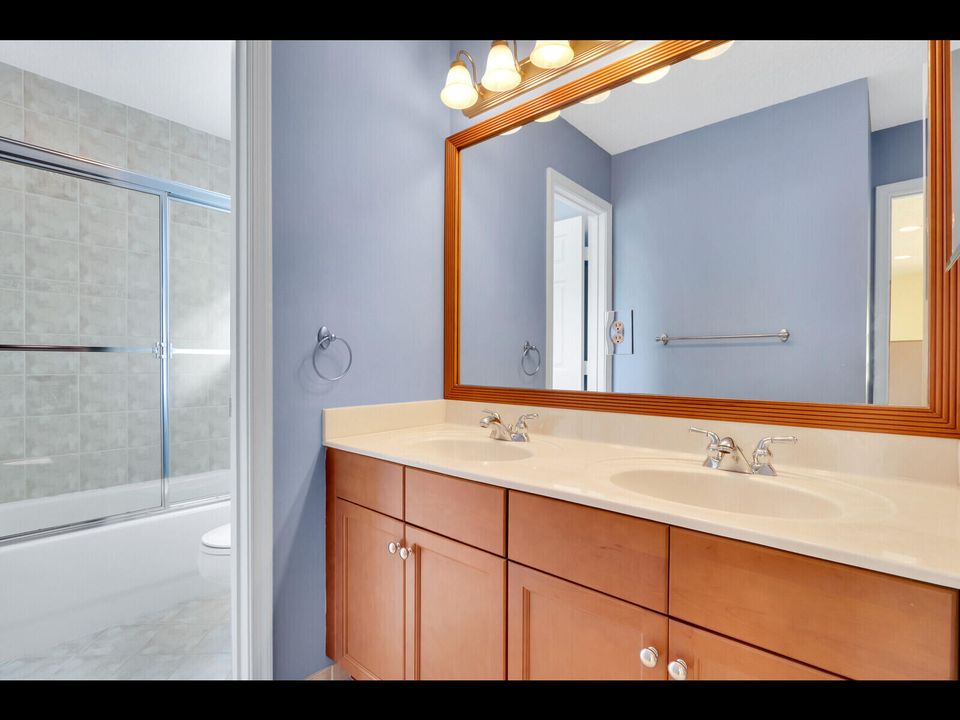 Под контрактом: $5,500 (6 спален, 4 ванн, 4017 Квадратных фут)