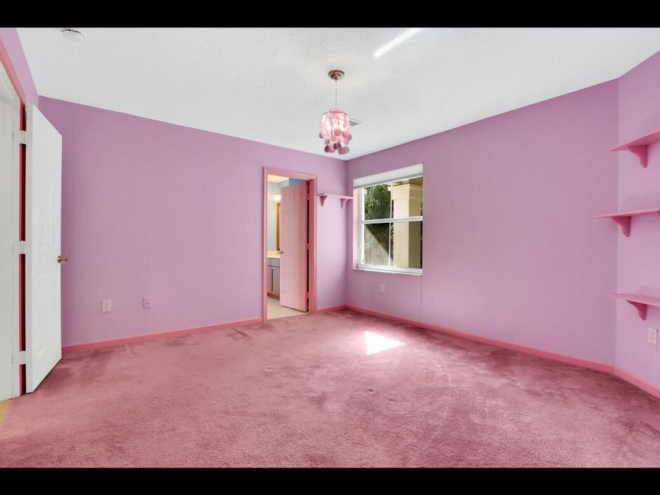 Под контрактом: $5,500 (6 спален, 4 ванн, 4017 Квадратных фут)