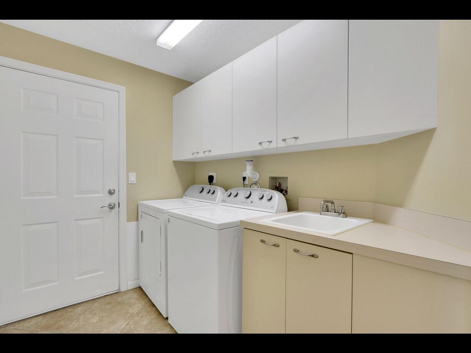 Под контрактом: $5,500 (6 спален, 4 ванн, 4017 Квадратных фут)