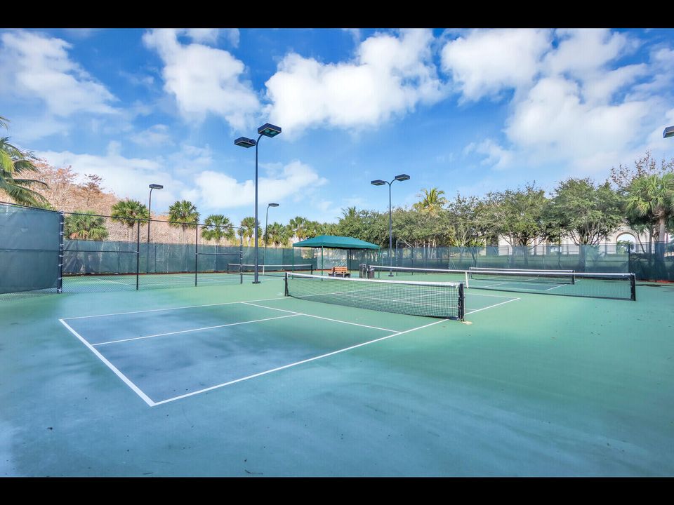 Под контрактом: $5,500 (6 спален, 4 ванн, 4017 Квадратных фут)