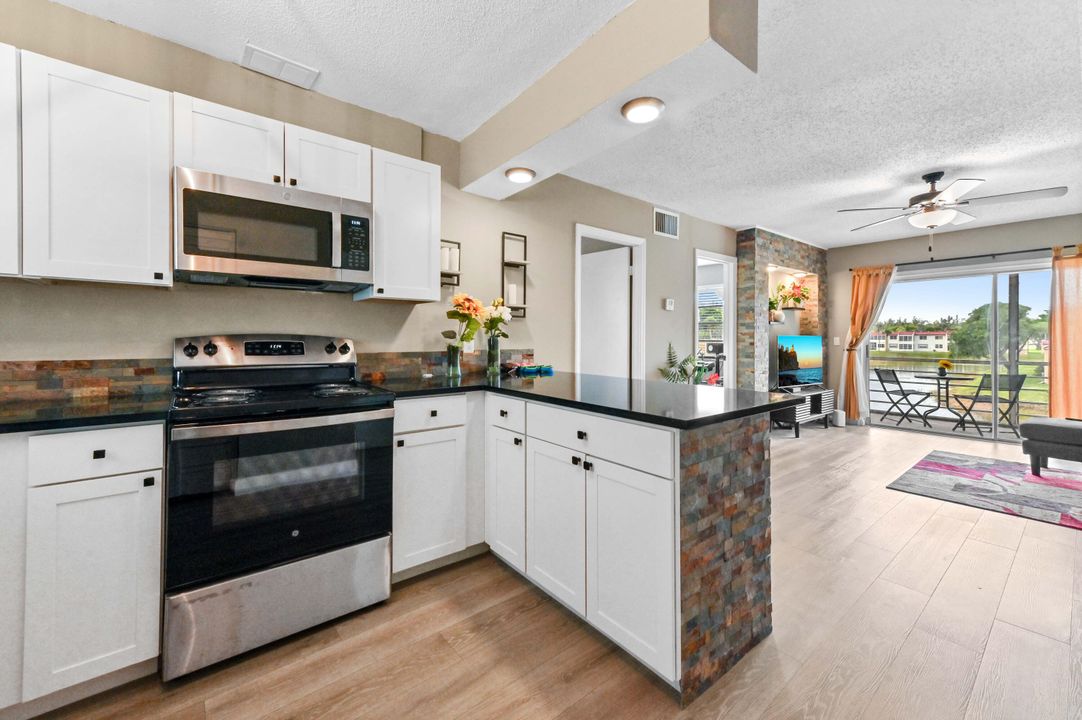 Vendido Recientemente: $159,000 (2 camas, 2 baños, 812 Pies cuadrados)