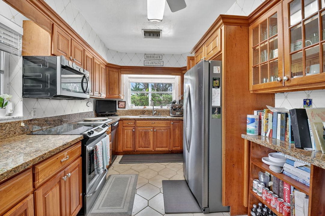 For Sale: $2,600,000 (4 beds, 2 baths, 2781 Square Feet)