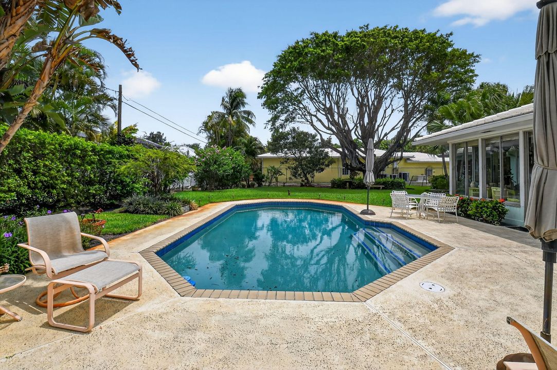 For Sale: $2,600,000 (4 beds, 2 baths, 2781 Square Feet)