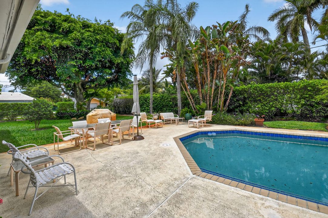 For Sale: $2,600,000 (4 beds, 2 baths, 2781 Square Feet)