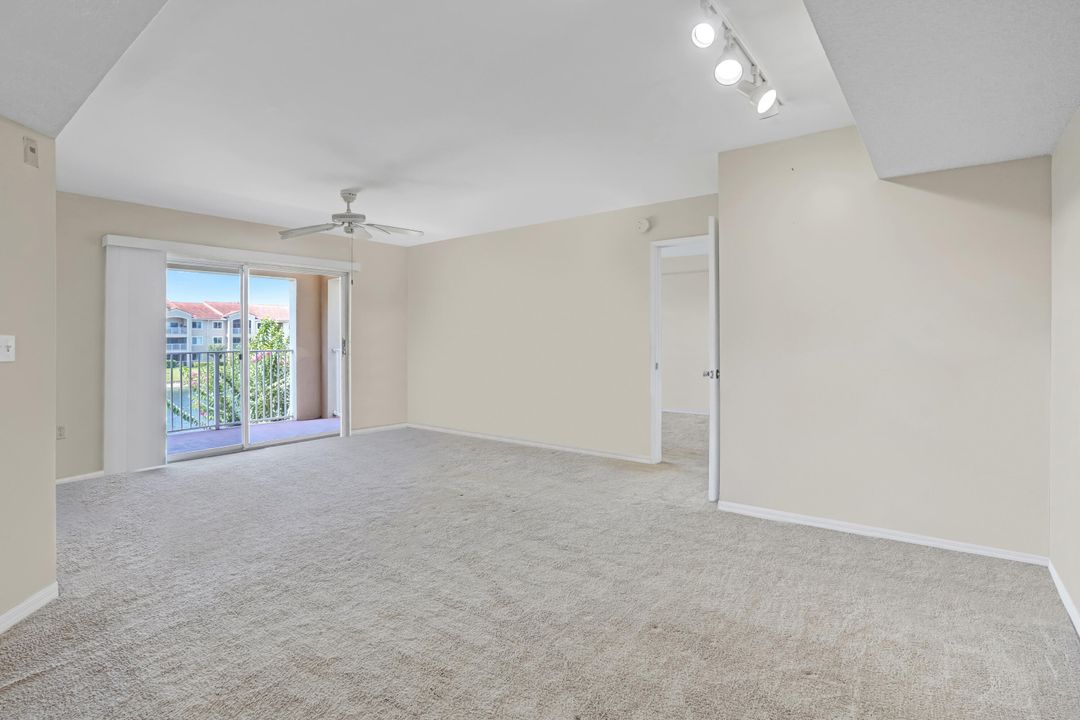 На продажу: $220,000 (2 спален, 2 ванн, 1127 Квадратных фут)