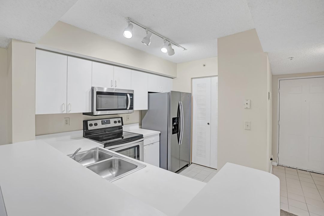 На продажу: $220,000 (2 спален, 2 ванн, 1127 Квадратных фут)