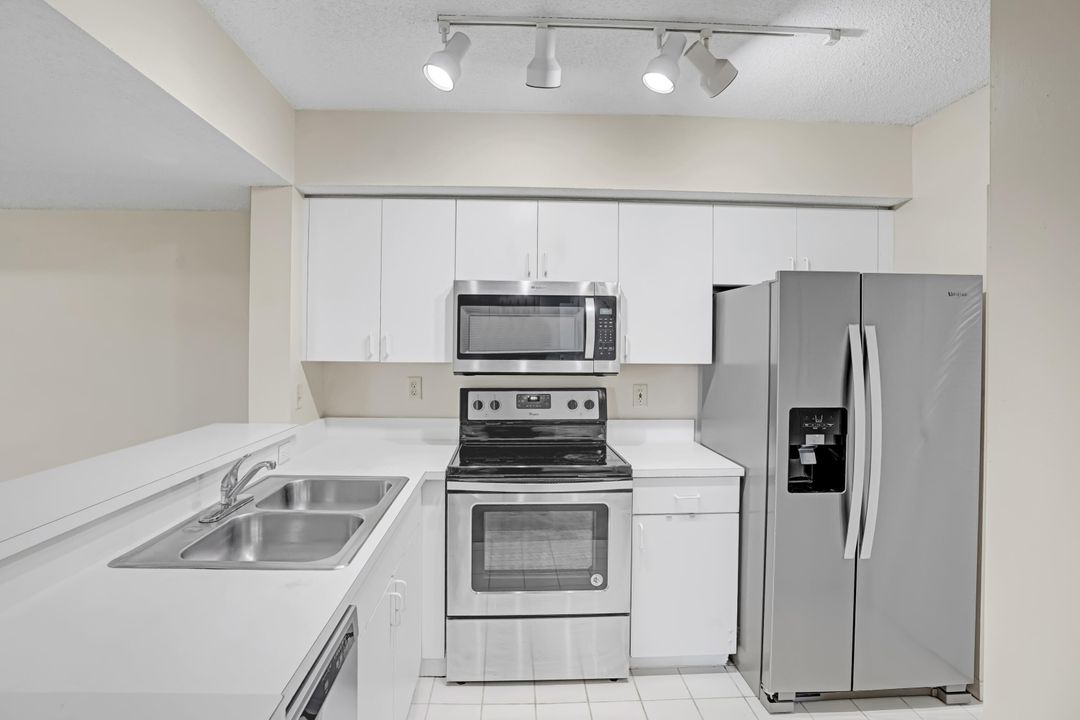 На продажу: $220,000 (2 спален, 2 ванн, 1127 Квадратных фут)