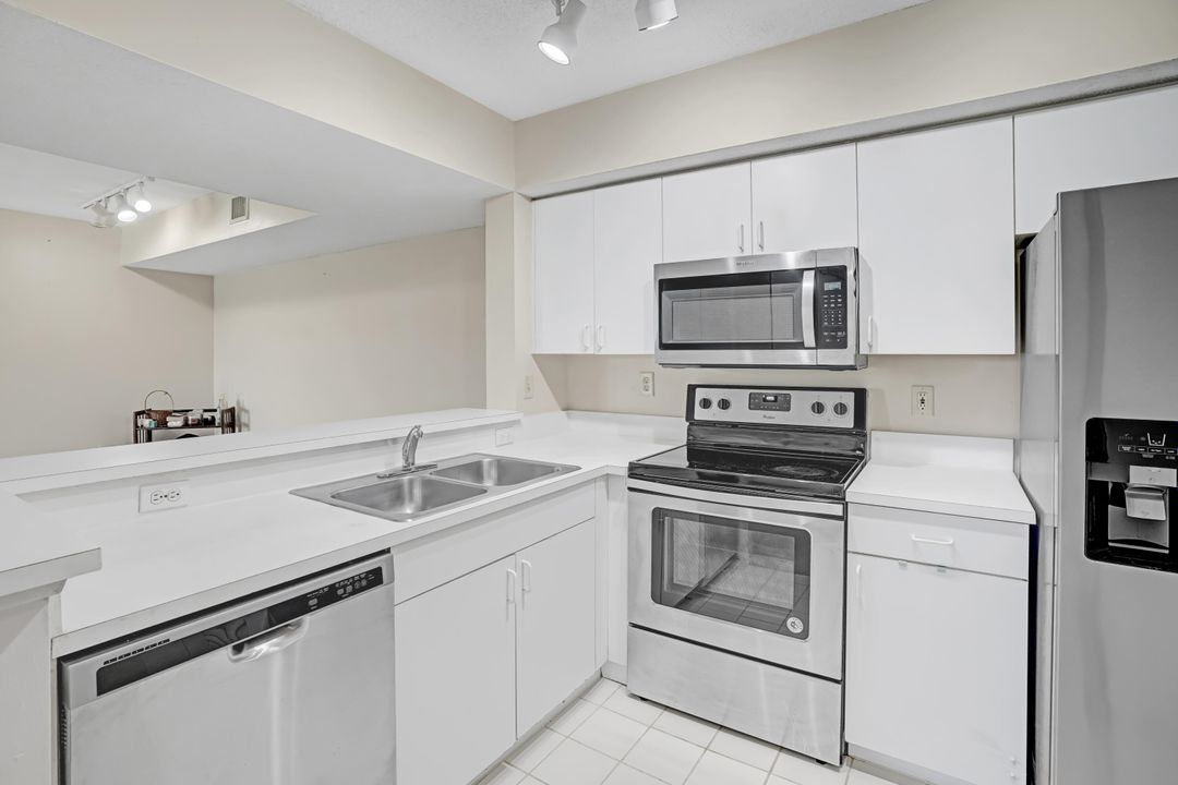 На продажу: $220,000 (2 спален, 2 ванн, 1127 Квадратных фут)