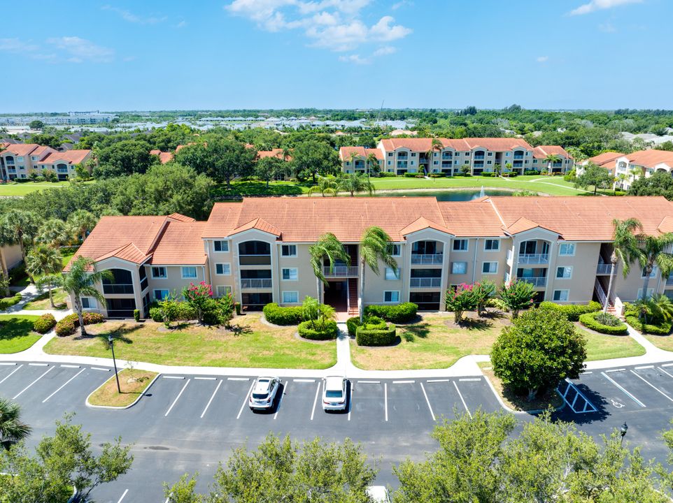 На продажу: $220,000 (2 спален, 2 ванн, 1127 Квадратных фут)