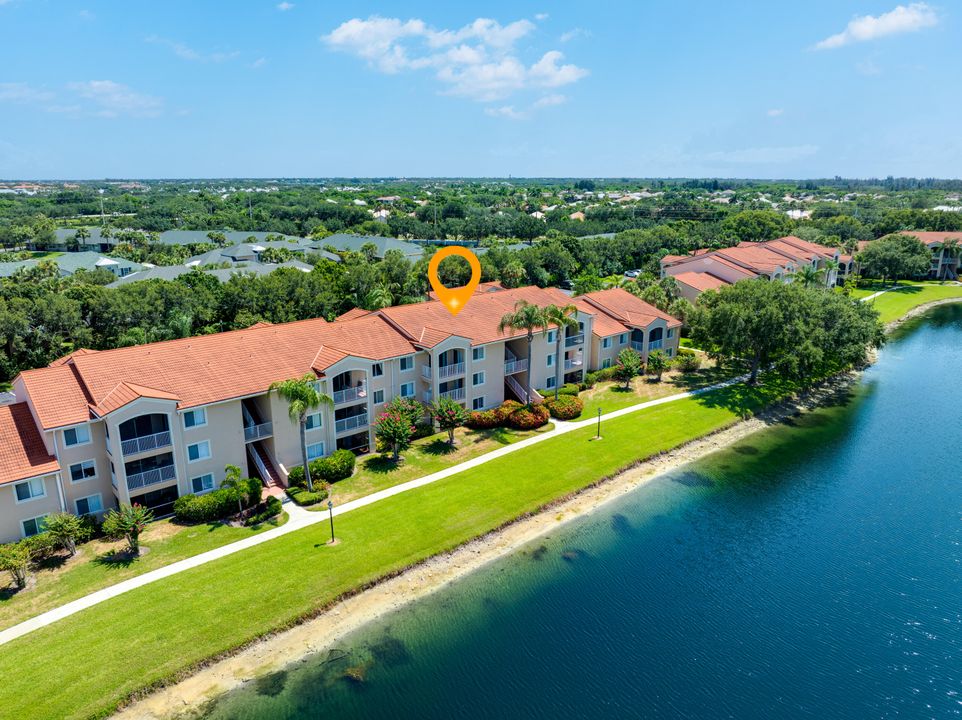 На продажу: $220,000 (2 спален, 2 ванн, 1127 Квадратных фут)