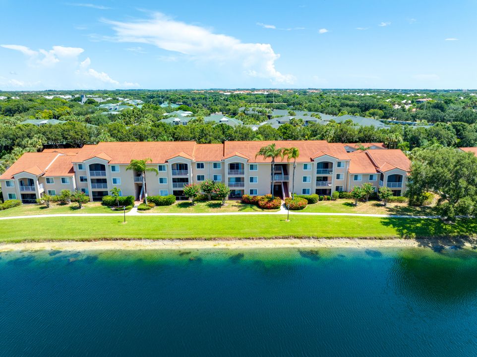 На продажу: $220,000 (2 спален, 2 ванн, 1127 Квадратных фут)