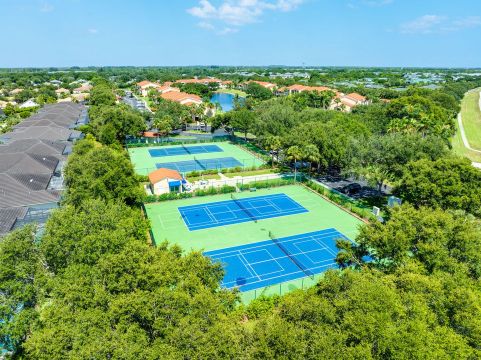 На продажу: $220,000 (2 спален, 2 ванн, 1127 Квадратных фут)