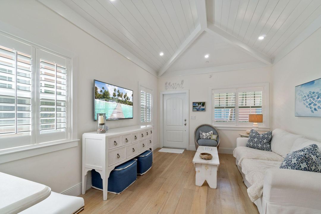 В аренду: $15,000 (2 спален, 1 ванн, 756 Квадратных фут)