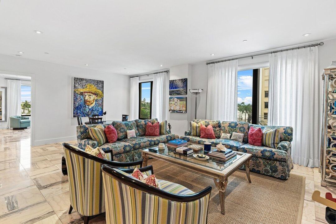 Под контрактом: $36,000 (3 спален, 3 ванн, 2290 Квадратных фут)